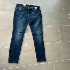 NWT skinny leg mid rise size 14 (32 waist) Judy Blue jeans